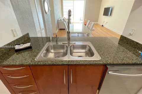 Condo in Miami, Florida, 3 bedrooms № 2256314 - photo 17