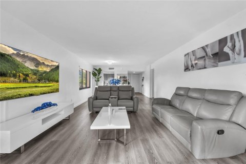 Condo in Miami, Florida, 1 bedroom  № 2009497 - photo 4