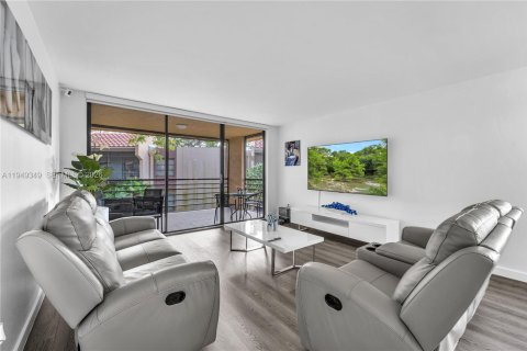 Condo in Miami, Florida, 1 bedroom  № 2009497 - photo 3