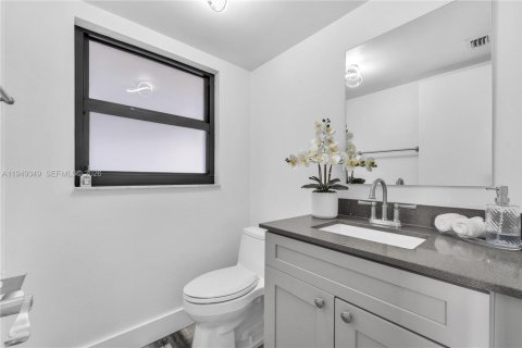 Condo in Miami, Florida, 1 bedroom  № 2009497 - photo 11