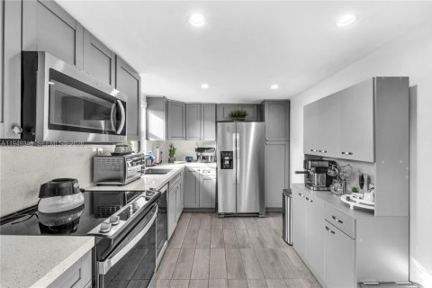 Condo in Miami, Florida, 1 bedroom  № 2009497 - photo 13