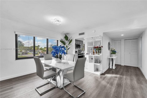 Condo in Miami, Florida, 1 bedroom  № 2009497 - photo 12