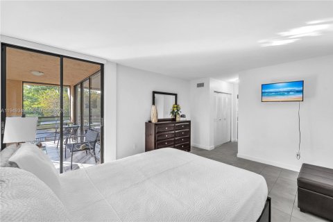 Condo in Miami, Florida, 1 bedroom  № 2009497 - photo 7