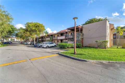 Condo in Miami, Florida, 1 bedroom  № 2009497 - photo 18
