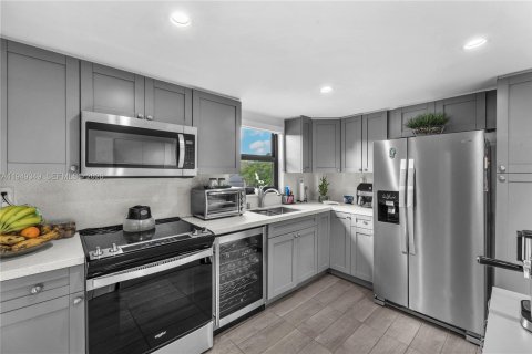 Condo in Miami, Florida, 1 bedroom  № 2009497 - photo 14