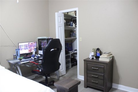 Townhouse in Pembroke Pines, Florida 2 bedrooms, 111.11 sq.m. № 2021360 - photo 8