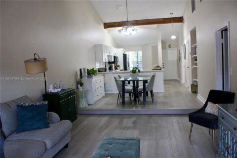 Townhouse in Pembroke Pines, Florida 2 bedrooms, 111.11 sq.m. № 2021360 - photo 2