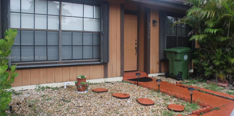 Townhouse in Pembroke Pines, Florida 2 bedrooms, 111.11 sq.m. № 2021360