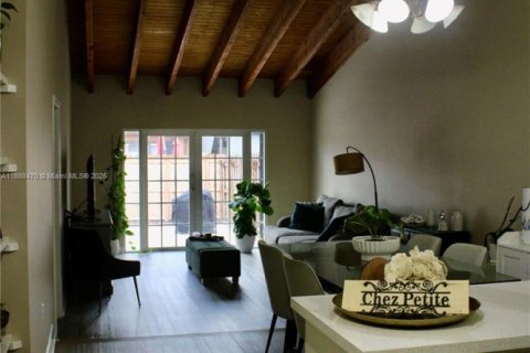 Townhouse in Pembroke Pines, Florida 2 bedrooms, 111.11 sq.m. № 2021360 - photo 4