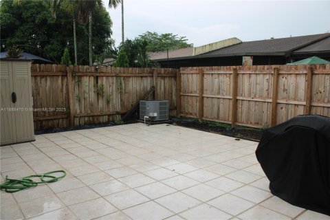 Townhouse in Pembroke Pines, Florida 2 bedrooms, 111.11 sq.m. № 2021360 - photo 10