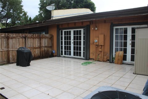 Townhouse in Pembroke Pines, Florida 2 bedrooms, 111.11 sq.m. № 2021360 - photo 11