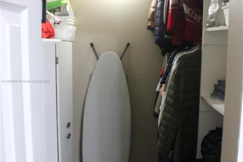 Townhouse in Pembroke Pines, Florida 2 bedrooms, 111.11 sq.m. № 2021360 - photo 9