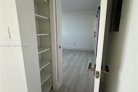 Apartamento en alquiler en Miami, Florida, 2 dormitorios, 96.34 m2 № 1996994 - foto 18