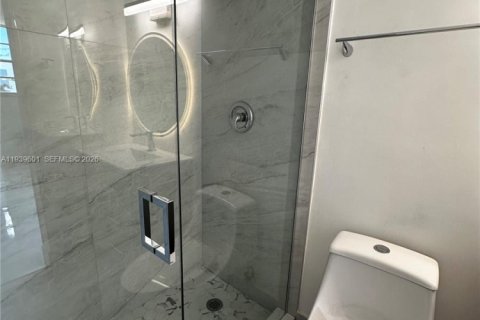 Apartamento en alquiler en Miami, Florida, 2 dormitorios, 96.34 m2 № 1996994 - foto 24