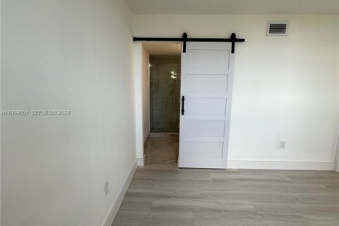 Apartamento en alquiler en Miami, Florida, 2 dormitorios, 96.34 m2 № 1996994 - foto 22