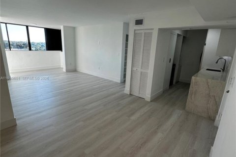 Apartamento en alquiler en Miami, Florida, 2 dormitorios, 96.34 m2 № 1996994 - foto 4