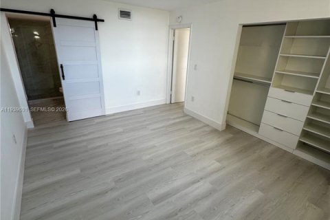 Apartamento en alquiler en Miami, Florida, 2 dormitorios, 96.34 m2 № 1996994 - foto 21