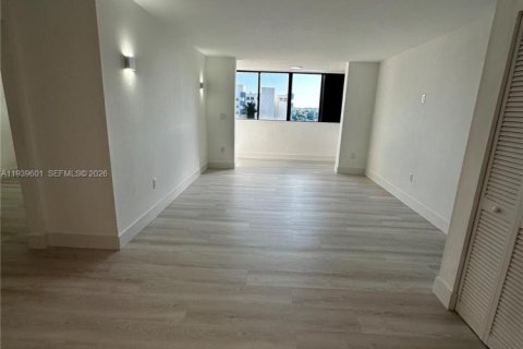 Apartamento en alquiler en Miami, Florida, 2 dormitorios, 96.34 m2 № 1996994 - foto 3