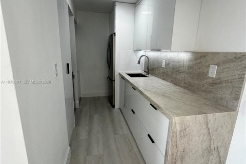 Apartamento en alquiler en Miami, Florida, 2 dormitorios, 96.34 m2 № 1996994 - foto 5