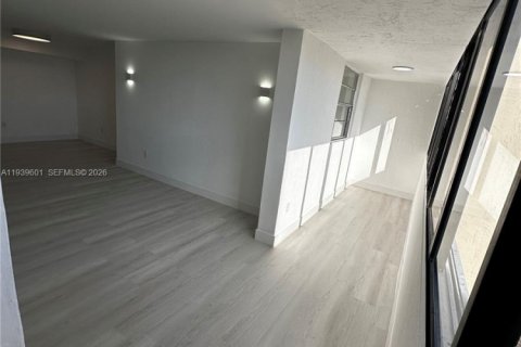 Apartamento en alquiler en Miami, Florida, 2 dormitorios, 96.34 m2 № 1996994 - foto 16