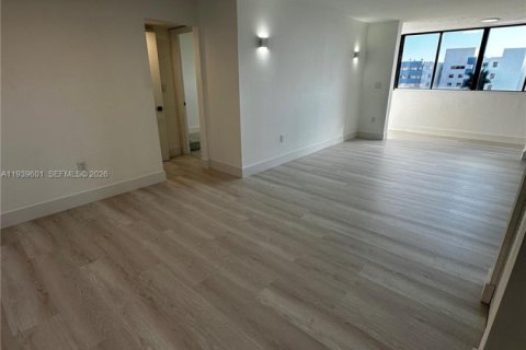 Apartamento en alquiler en Miami, Florida, 2 dormitorios, 96.34 m2 № 1996994 - foto 2