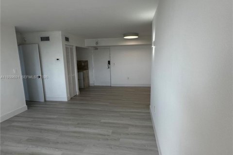 Apartamento en alquiler en Miami, Florida, 2 dormitorios, 96.34 m2 № 1996994 - foto 17