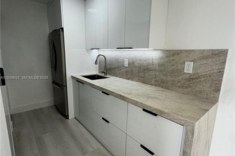 Apartamento en alquiler en Miami, Florida, 2 dormitorios, 96.34 m2 № 1996994 - foto 6