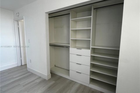 Apartamento en alquiler en Miami, Florida, 2 dormitorios, 96.34 m2 № 1996994 - foto 20