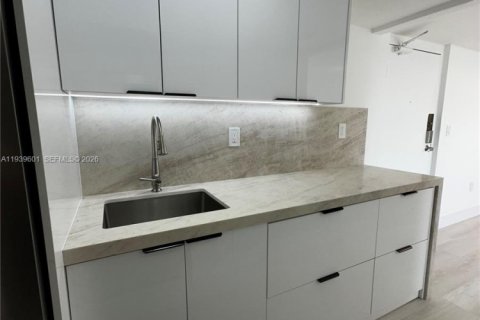 Apartamento en alquiler en Miami, Florida, 2 dormitorios, 96.34 m2 № 1996994 - foto 11