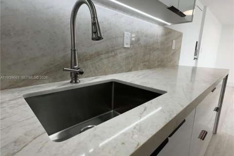 Apartamento en alquiler en Miami, Florida, 2 dormitorios, 96.34 m2 № 1996994 - foto 12