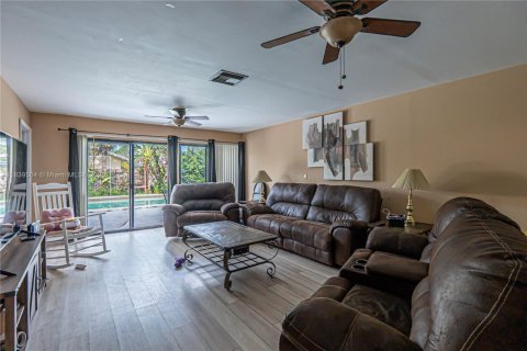 House in Coral Springs, Florida 4 bedrooms, 193.89 sq.m. № 1830802 - photo 7