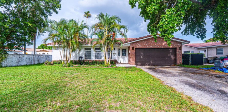 House in Coral Springs, Florida 4 bedrooms, 193.89 sq.m. № 1830802