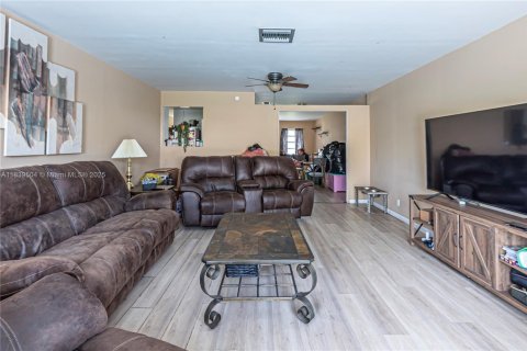House in Coral Springs, Florida 4 bedrooms, 193.89 sq.m. № 1830802 - photo 8