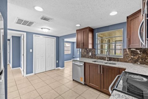 House in Port Richey, Florida 3 bedrooms, 115.57 sq.m. № 1755224 - photo 13