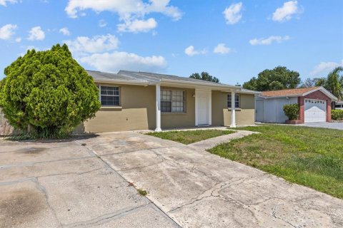 House in Port Richey, Florida 3 bedrooms, 115.57 sq.m. № 1755224 - photo 2