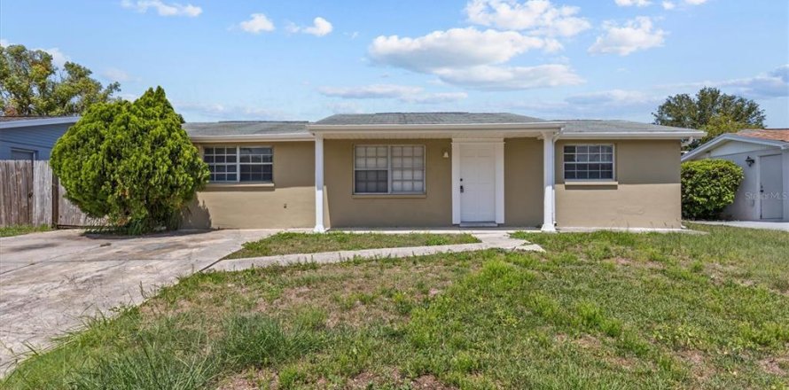 House in Port Richey, Florida 3 bedrooms, 115.57 sq.m. № 1755224