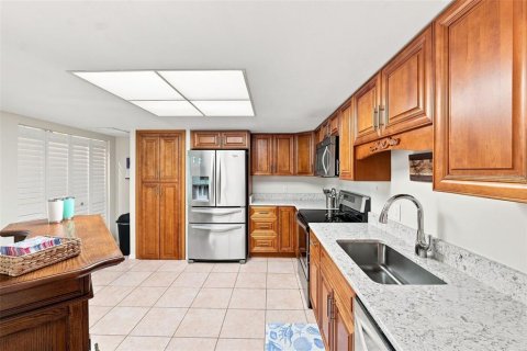 Condo in Cocoa Beach, Florida, 2 bedrooms  № 2267319 - photo 11