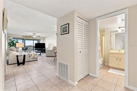 Condo in Cocoa Beach, Florida, 2 bedrooms  № 2267319 - photo 4