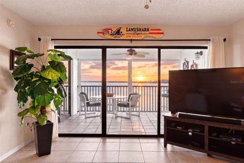 Condo in Cocoa Beach, Florida, 2 bedrooms  № 2267319 - photo 2