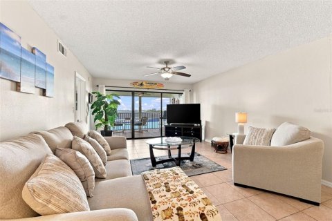 Condo in Cocoa Beach, Florida, 2 bedrooms  № 2267319 - photo 17