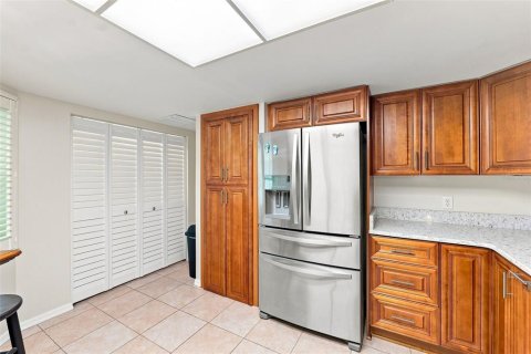 Condo in Cocoa Beach, Florida, 2 bedrooms  № 2267319 - photo 14