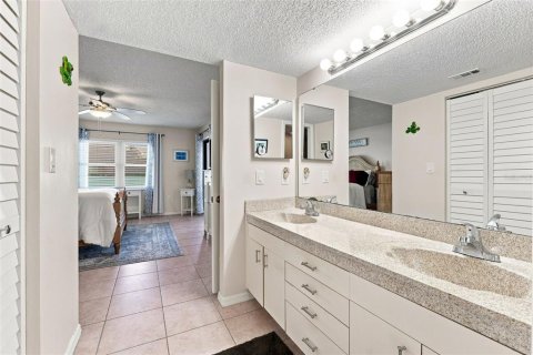 Condo in Cocoa Beach, Florida, 2 bedrooms  № 2267319 - photo 23
