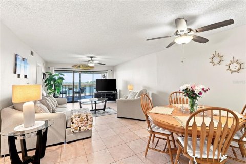 Condo in Cocoa Beach, Florida, 2 bedrooms  № 2267319 - photo 9