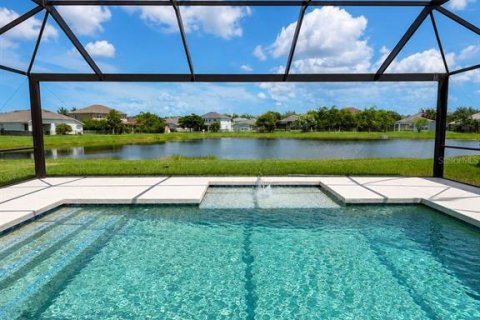 House in Parrish, Florida 4 bedrooms, 238.02 sq.m. № 2321288 - photo 2