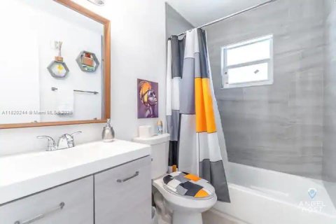 Propiedad comercial en venta en Miami, Florida, 215.53 m2 № 1937481 - foto 7
