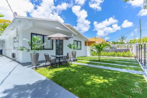 Propiedad comercial en venta en Miami, Florida, 215.53 m2 № 1937481 - foto 1