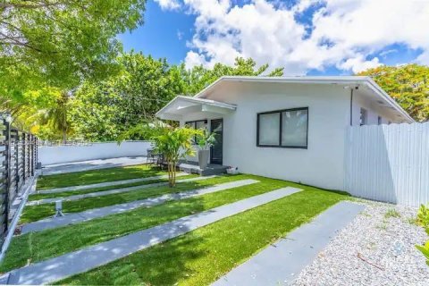 Immobilier commercial à vendre à Miami, Floride: 215.53 m2 № 1937481 - photo 2