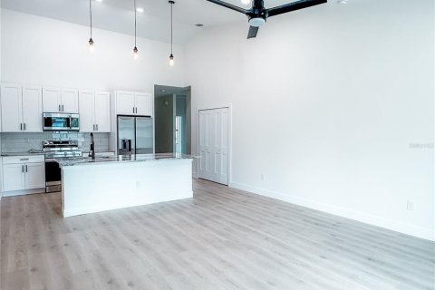 Commercial property in Port Charlotte, Florida 6 bedrooms, 222.59 sq.m. № 1916064 - photo 14