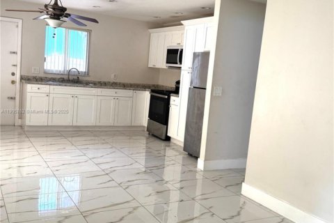 Villa ou maison à louer à Hollywood, Floride: 3 chambres № 1957029 - photo 1