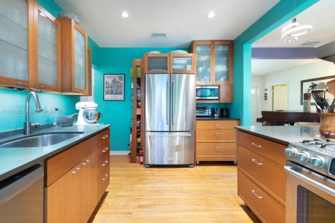 House in Biscayne Park, Florida 3 bedrooms, 130.34 sq.m. № 1872738 - photo 6